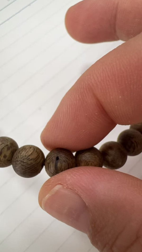 股票配资理财 女子直播间购999元沉香手链：戴两次现虫洞，收货还缺鉴定证书